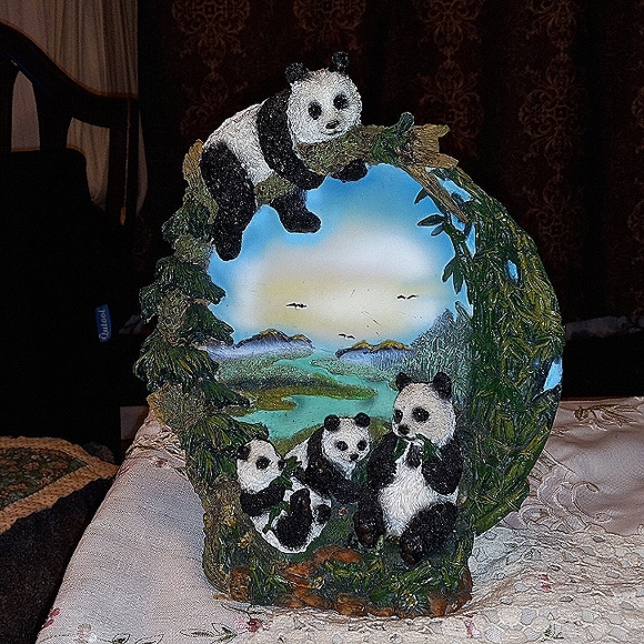 Giant panda decorated plate figurine - Picture 1 of 6